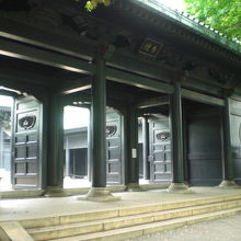 杏壇門を西の斜め方向から見ています。杏壇門が黒光りしています