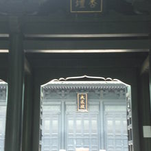 杏壇門から、北側の孔子廟(大成殿)の建物と前庭が、見えます。