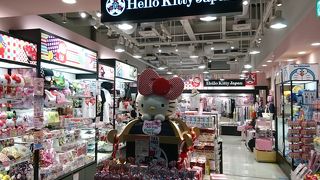 サンリオキャラクターグッズが並ぶ