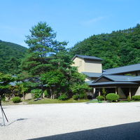 ラウンジから眺める日本庭園