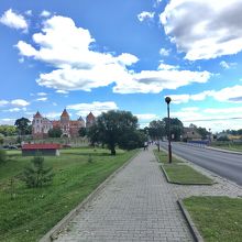 バス停の道からミール城に至るまで