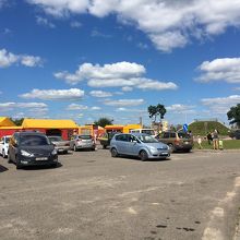 城の駐車場には露店が並ぶ