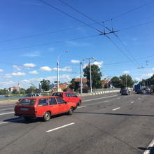 橋の上、交通量が多い。