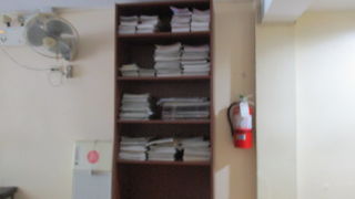 現地情報誌を読みながらフットマッサージ