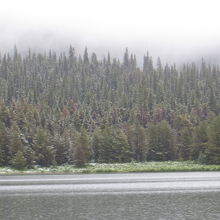 雪の残るマリーン湖