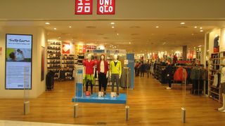 クリスマスシーズンのユニクロ (エムクオーティエ店)