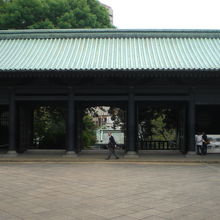 大成殿(孔子廟)の前庭の南側は、杏壇門の背面になります。