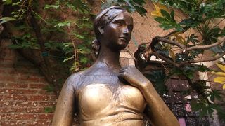 ジュリエット像にタッチ