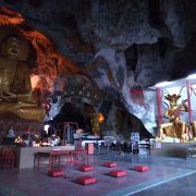 洞窟の中にある見応えのあるお寺