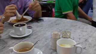 朝7時過ぎ相席ですぐに座れました。