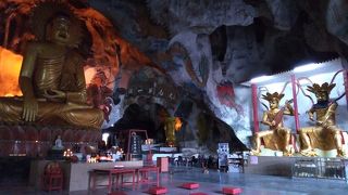 洞窟の中にある見応えのあるお寺