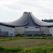 場違いなほど立派な建物