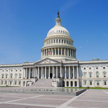 巨大なドームだけでなく円柱に囲まれた姿も見応えがあります