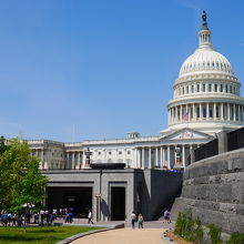 ビジターセンターは坂を下った地階が入り口です