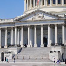 中央階段の上には巨大な円柱が並んでいます