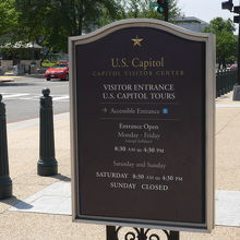 入場案内板です