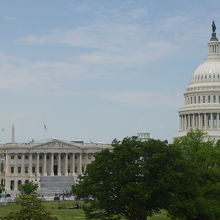 ワシントン記念塔をバックにした議事堂です