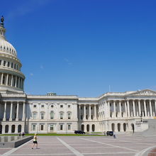 観光客が広場を取り囲んでいます