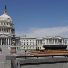 広場には日陰がないので暑いです