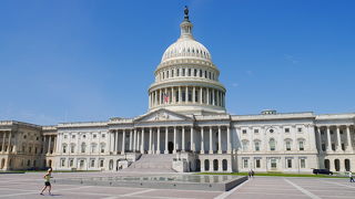 巨大なドームで神殿を思わせる造りです