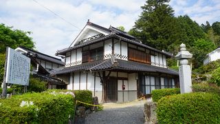 今でも誰かが住んでいる家のよう