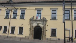 質素な印象のの建物でしたが、ヨハネ・パウロⅡ世の肖像画が目立ちました