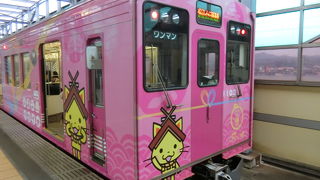 かわいいピンク色の電車