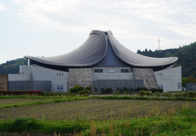 場違いなほど立派な建物