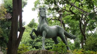 躍動感ある勇ましいポーズの像～洗足池散策の最寄りに