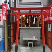 銀座の路地裏にある神社