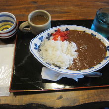 半六サロンで食べてビーフカレー