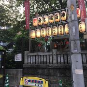 飲食店街にある