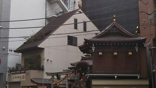 ビルの間に存在感