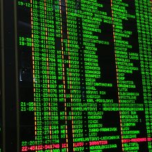 鉄道ダイヤの書かれた巨大すぎる電光掲示板