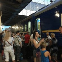 乗車時間にはすごい人！駅員さんに席を聞こう