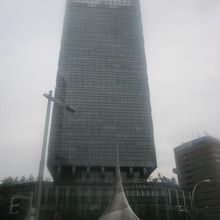 縦長で違和感ありまくりの”新・大名古屋ビルヂング”と”飛翔”