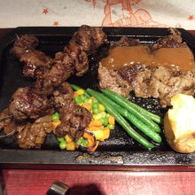 ハンバーグと国産牛串のコンボ