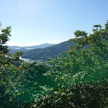 背伸びしたらちょっとだけ見えた湖