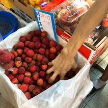 因みに今年のライチは安いです♪キロ10ドル。甘い！