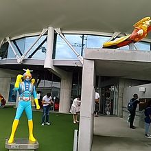 入り口でサイボーグ戦士とシージェッターがお迎えです