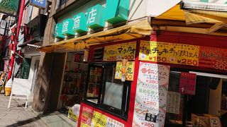 中華街の中心部　食べ歩きフードの種類豊富