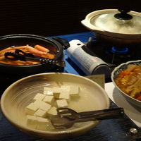 奥の鍋蓋の中身は小龍包とエビ餃子でした。本格的な味でした。