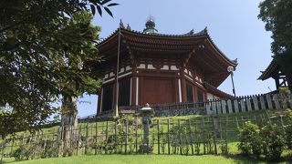 美しい八角円堂で凛とした建物