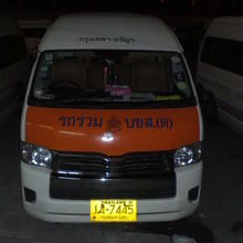 乗客の集まるのを待っているロットトォーです。庶民の中距離の足