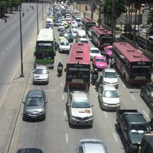 バンコク等では、渋滞が大きな問題です。ロットトォーは便利です