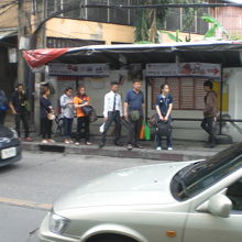 バイクタクシーの利用者は、整列して、順番どおりに乗車します。