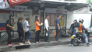 バンコクのバイクタクシーは、規制が強化されていても、存続するでしょう。ニーズがあるからです。