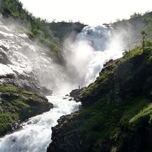滝の岩の上に現れた妖精