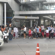 バンコクの通勤時間、整列してバイクタクシーを待つ利用客です。