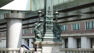 橋の途中にある立派な像